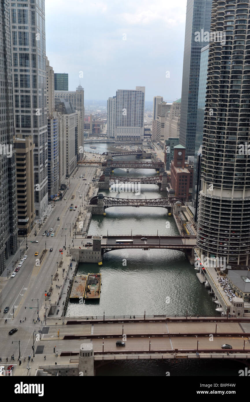 Bridges over chicago river hi-res stock photography and images - Alamy