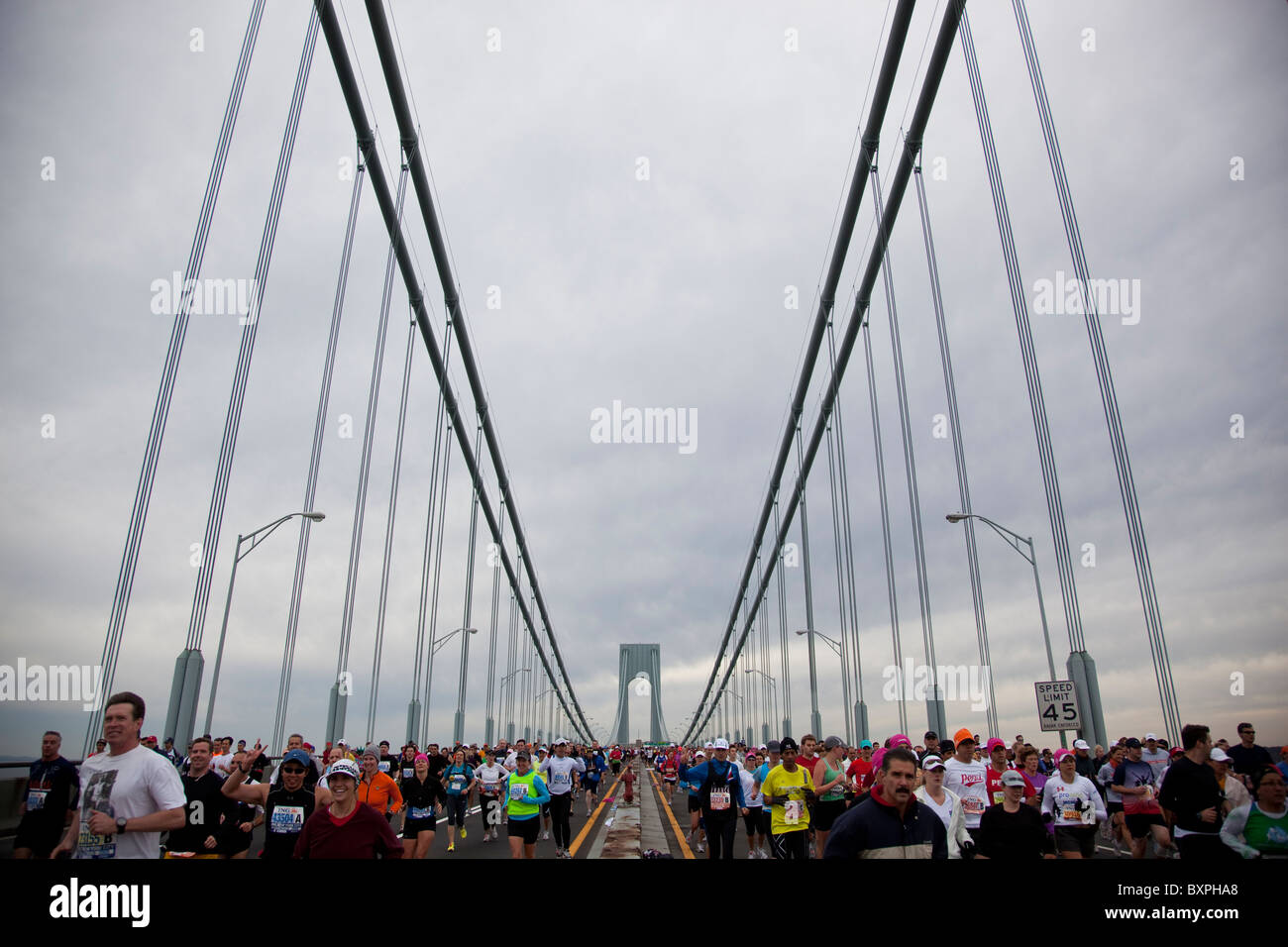 Runners crossing the Verrazano Bridge during the 2009 New York City Marathon Stock Photo