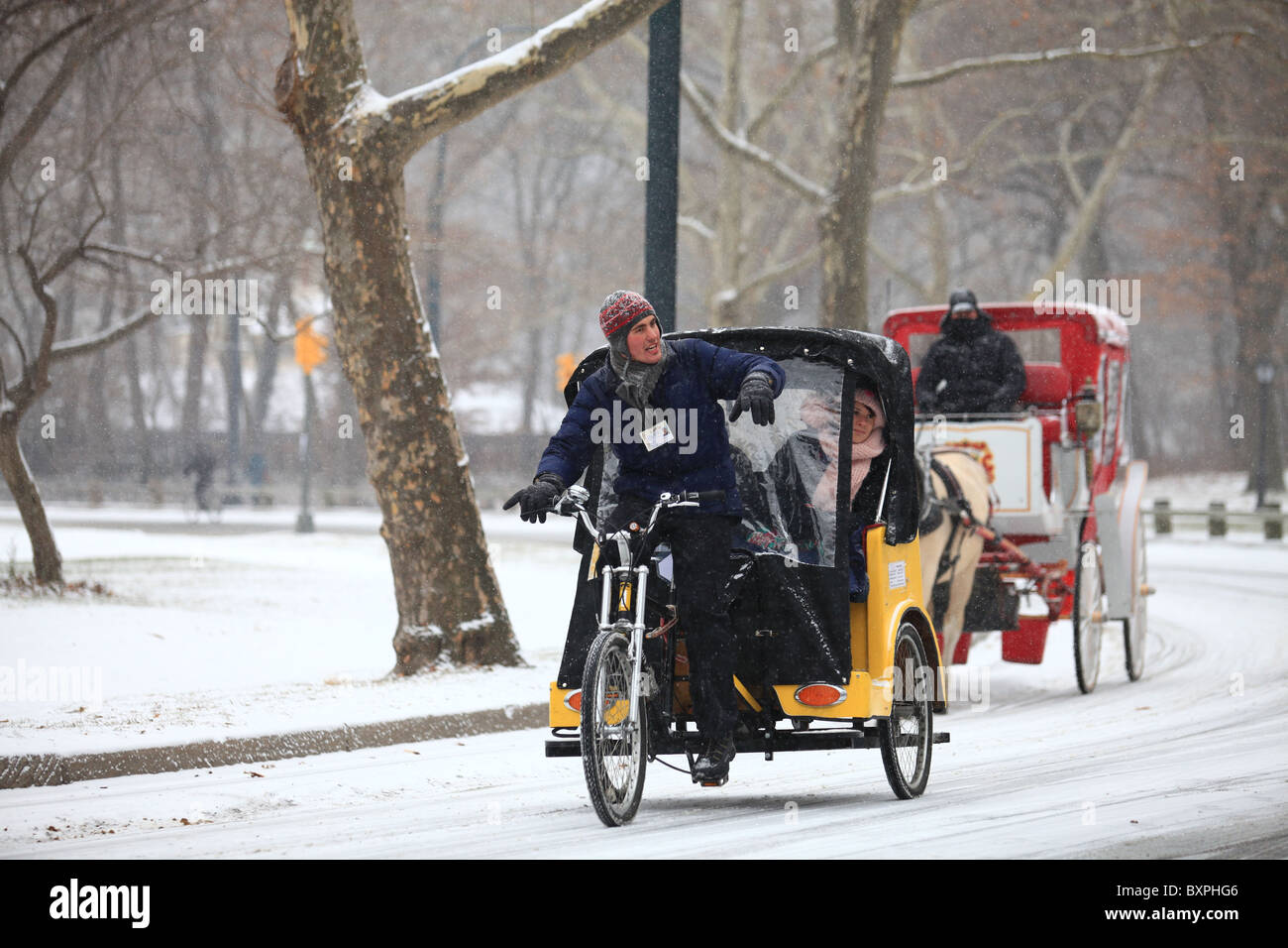 Horse-drawn carriages in Central Park South, New York city, in winter ...