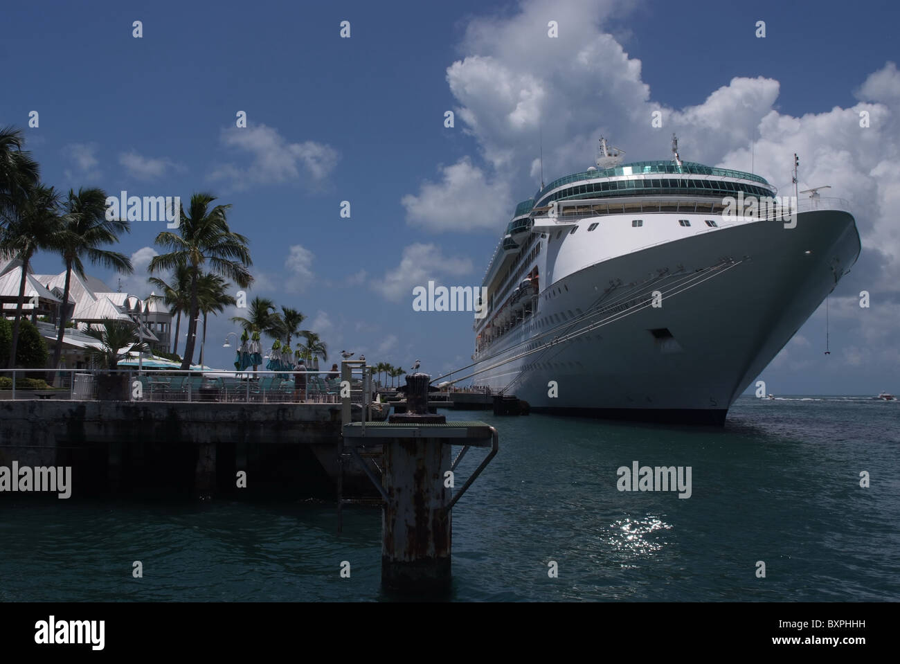 Cruise ship bars hi-res stock photography and images - Alamy