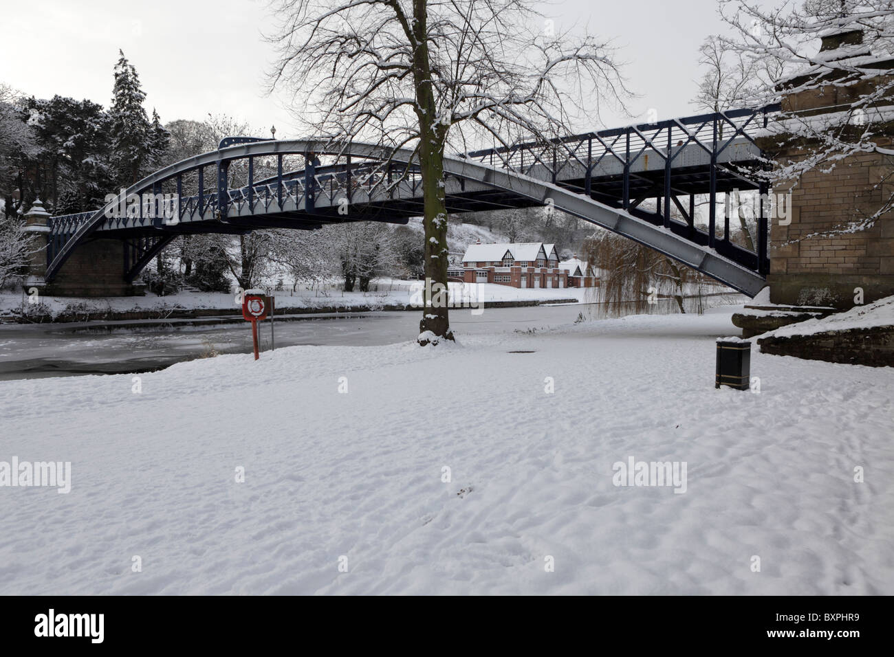 Arctic conditions adorn this image of Kingsland Toll Bridge, viewed from The Quarry side of the River Severn in Shrewsbury. Stock Photo