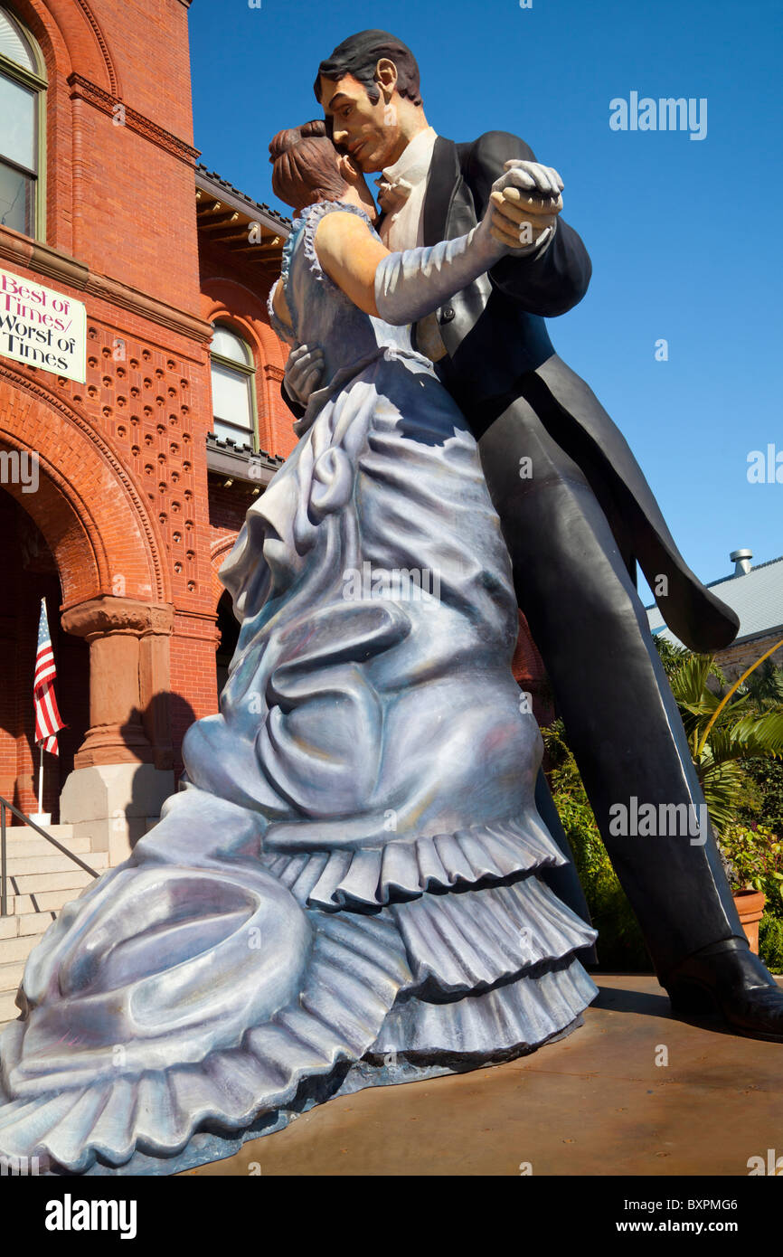 Giant modern statue of ballroom dancers in front of Custom House Art & History Museum in Key West Stock Photo