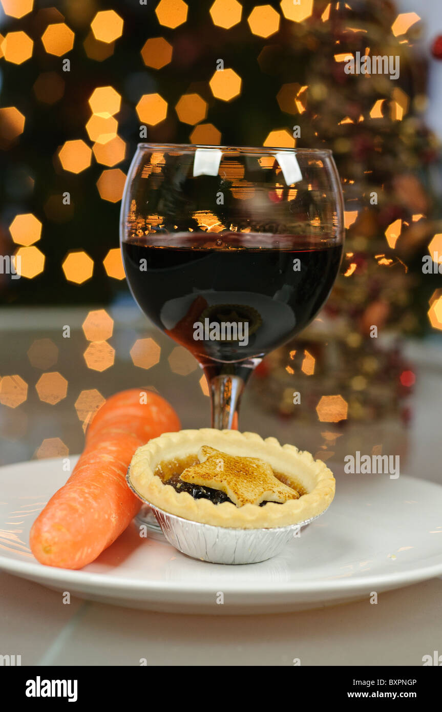 Mince pie, carrot and glass of port left on a plate on Christmas Eve for  Santa Claus and Rudolph Stock Photo - Alamy
