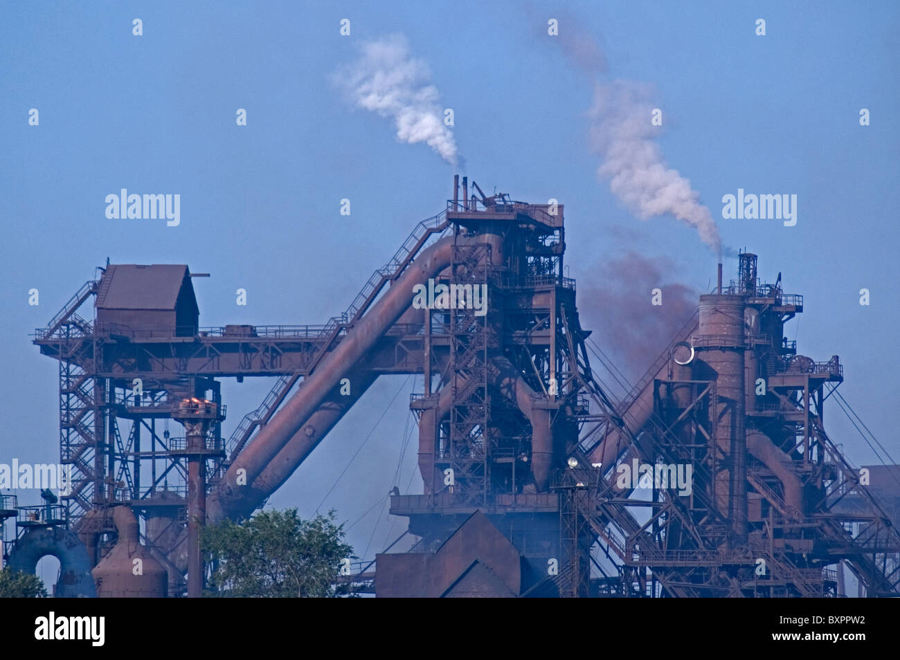 UKRAINE, Dnipropetrovsk, heavy industry emitting pollution into the atmosphere Stock Photo