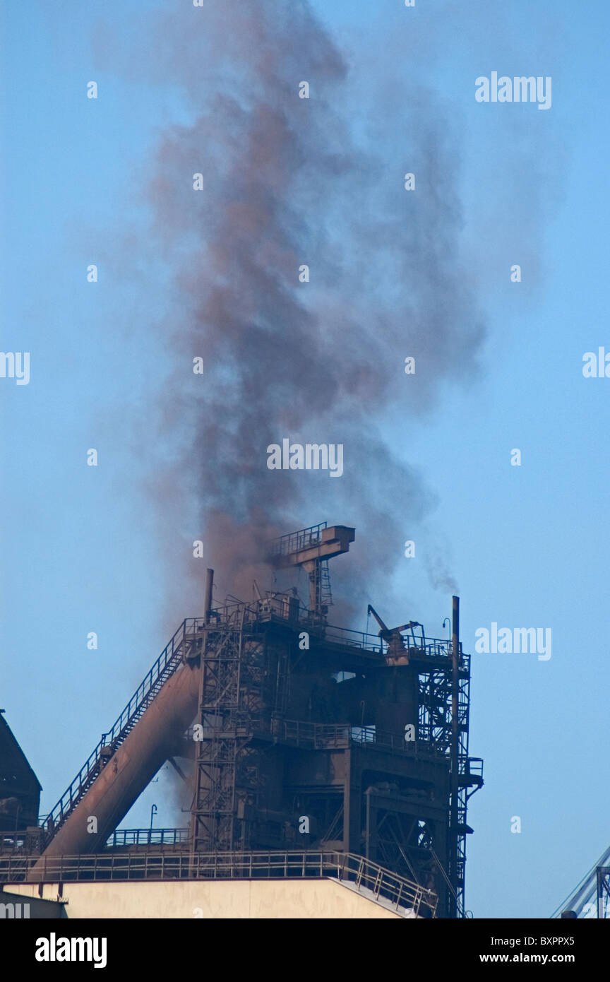 UKRAINE, Dnipropetrovsk, heavy industry emitting pollution into the atmosphere Stock Photo