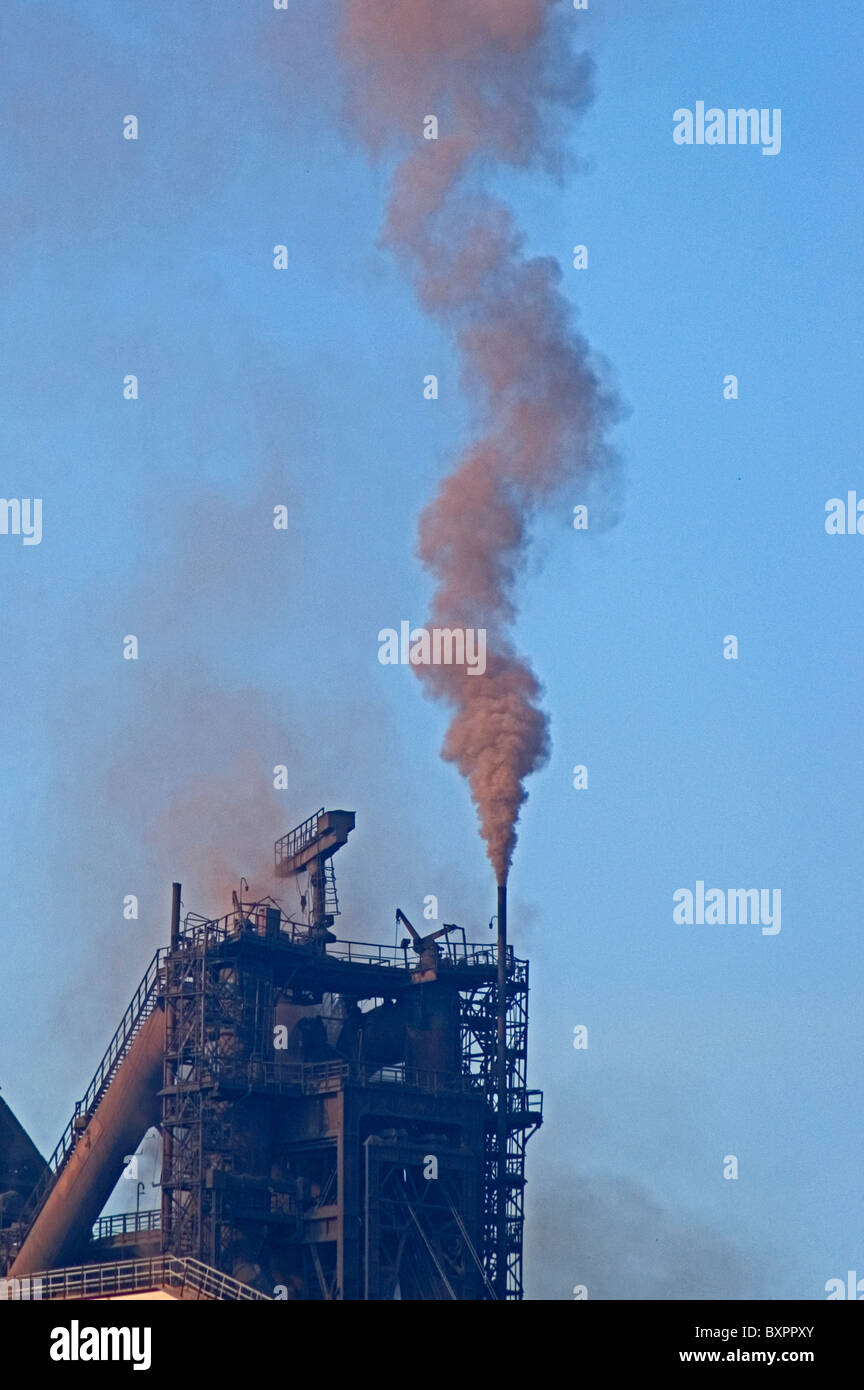 UKRAINE, Dnipropetrovsk, heavy industry emitting pollution into the atmosphere Stock Photo