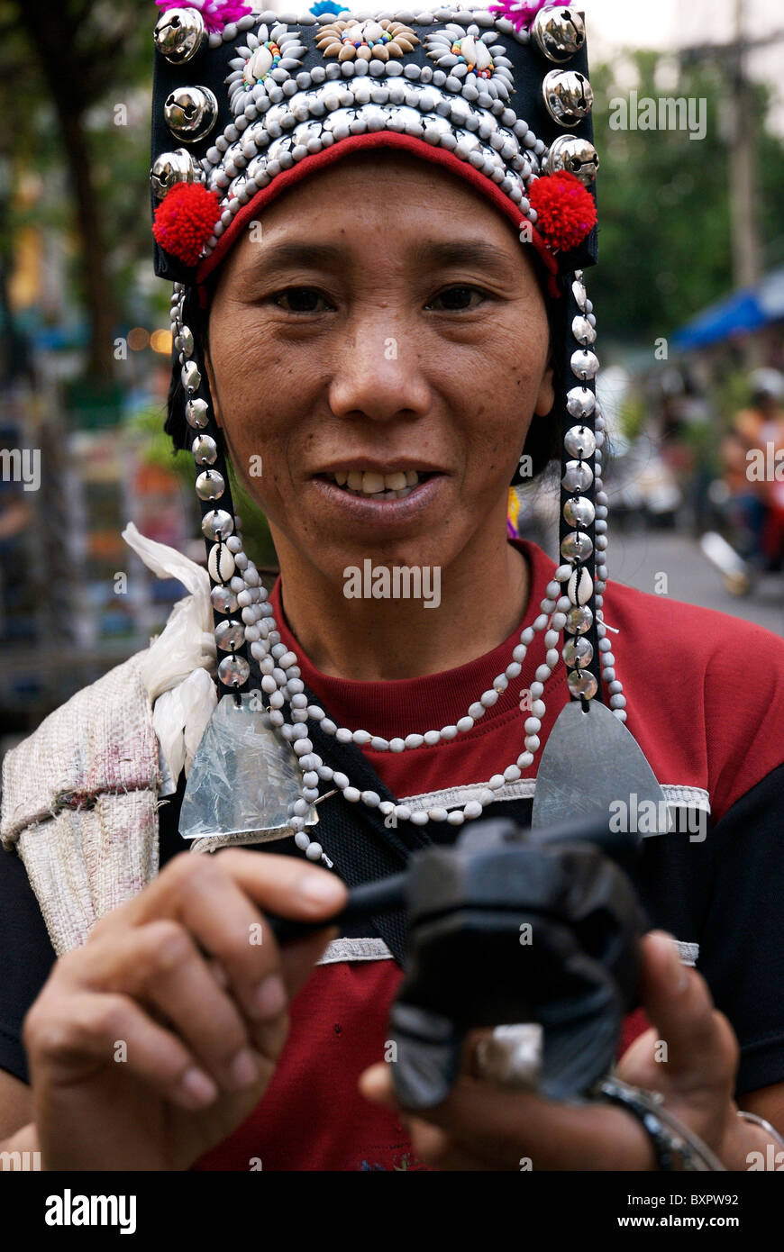 Thailändische Bergbewohnerin wirbt in der Khaosarn Road in Bangkok für ihre Handarbeiten. Stock Photo