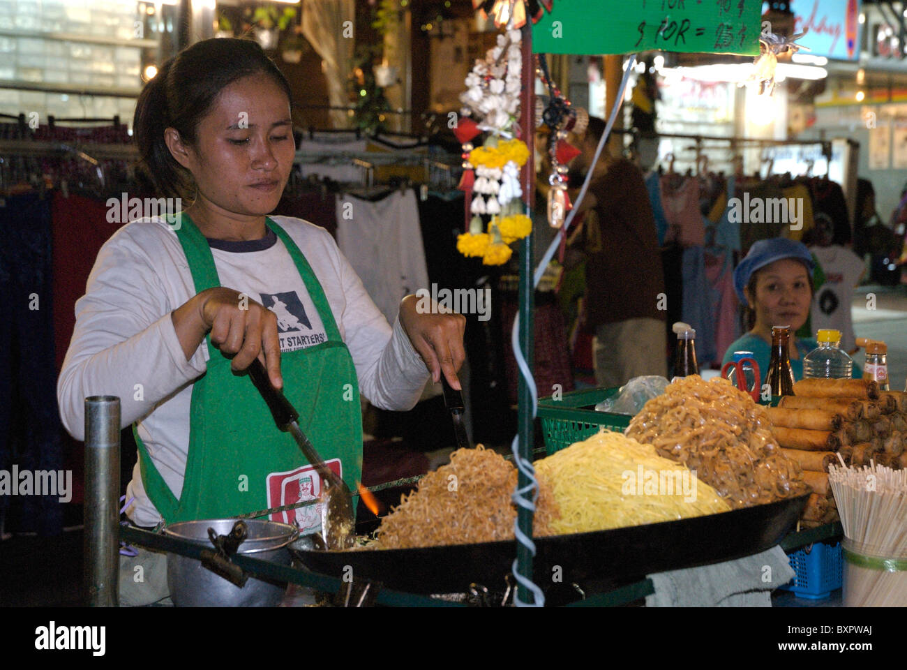 Eine Thailändische Strassenküche in der Khaosarn Road in Bangkok Stock Photo