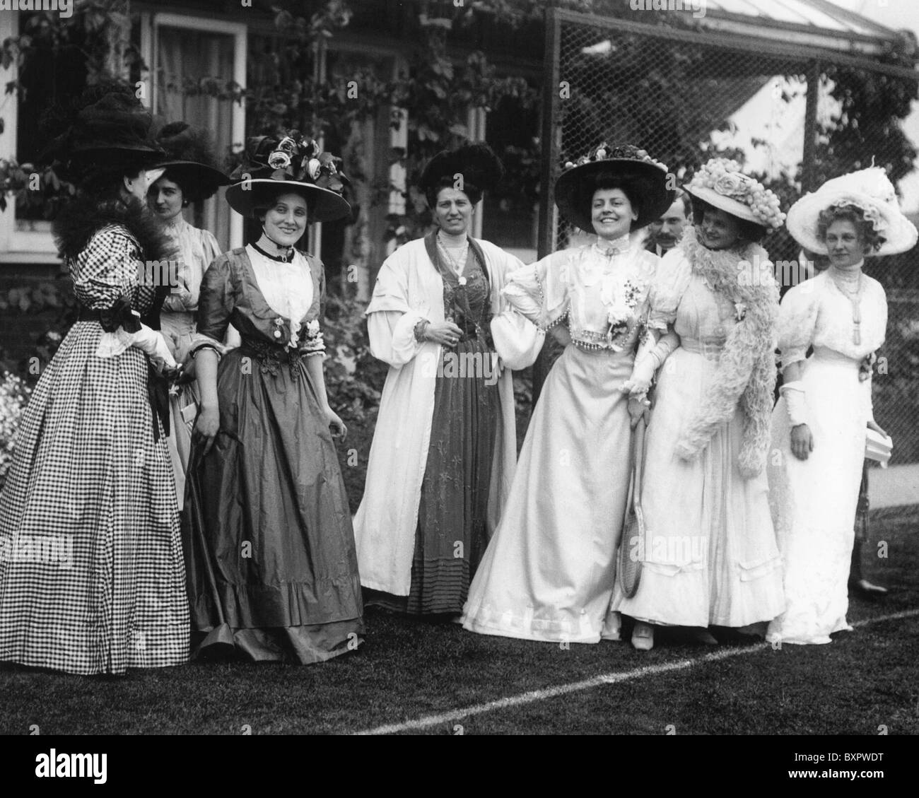 ENDA MAY (1878-1948)  American actress Edna May (centre) with friends after her engagement to millionaire Oscar Lewisohn in 1906 Stock Photo