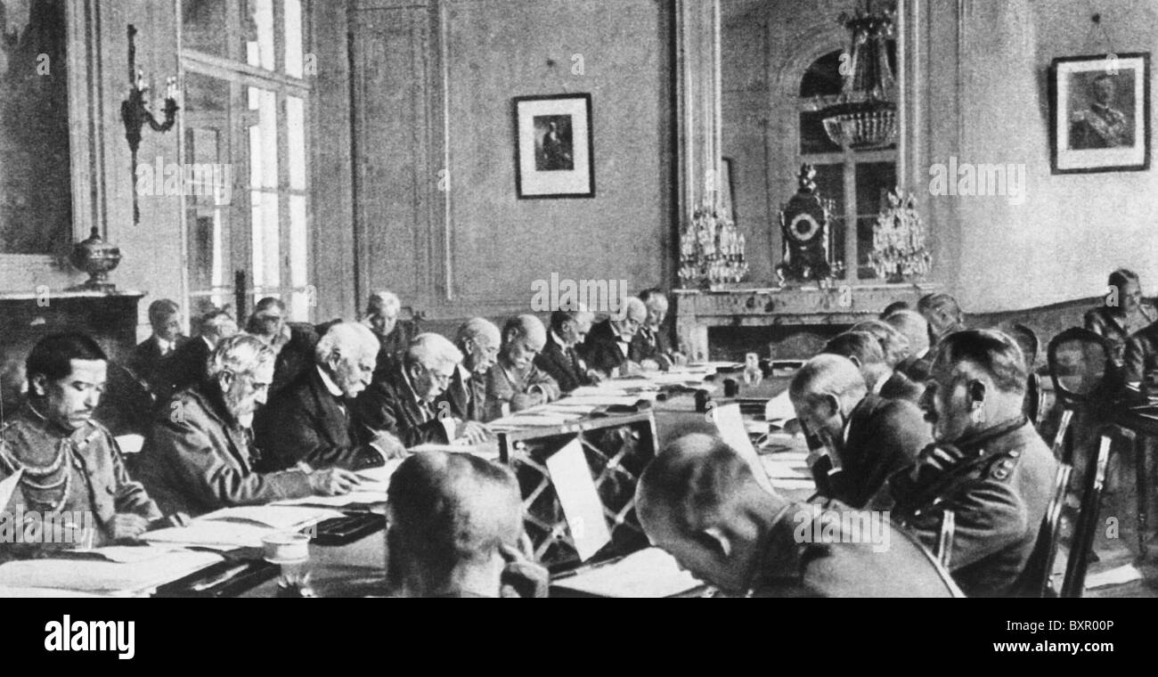 TREATY OF VERSAILLES  28 June 1919. Signatories from Germany and the Allies include British Commander Douglas Haig at right Stock Photo