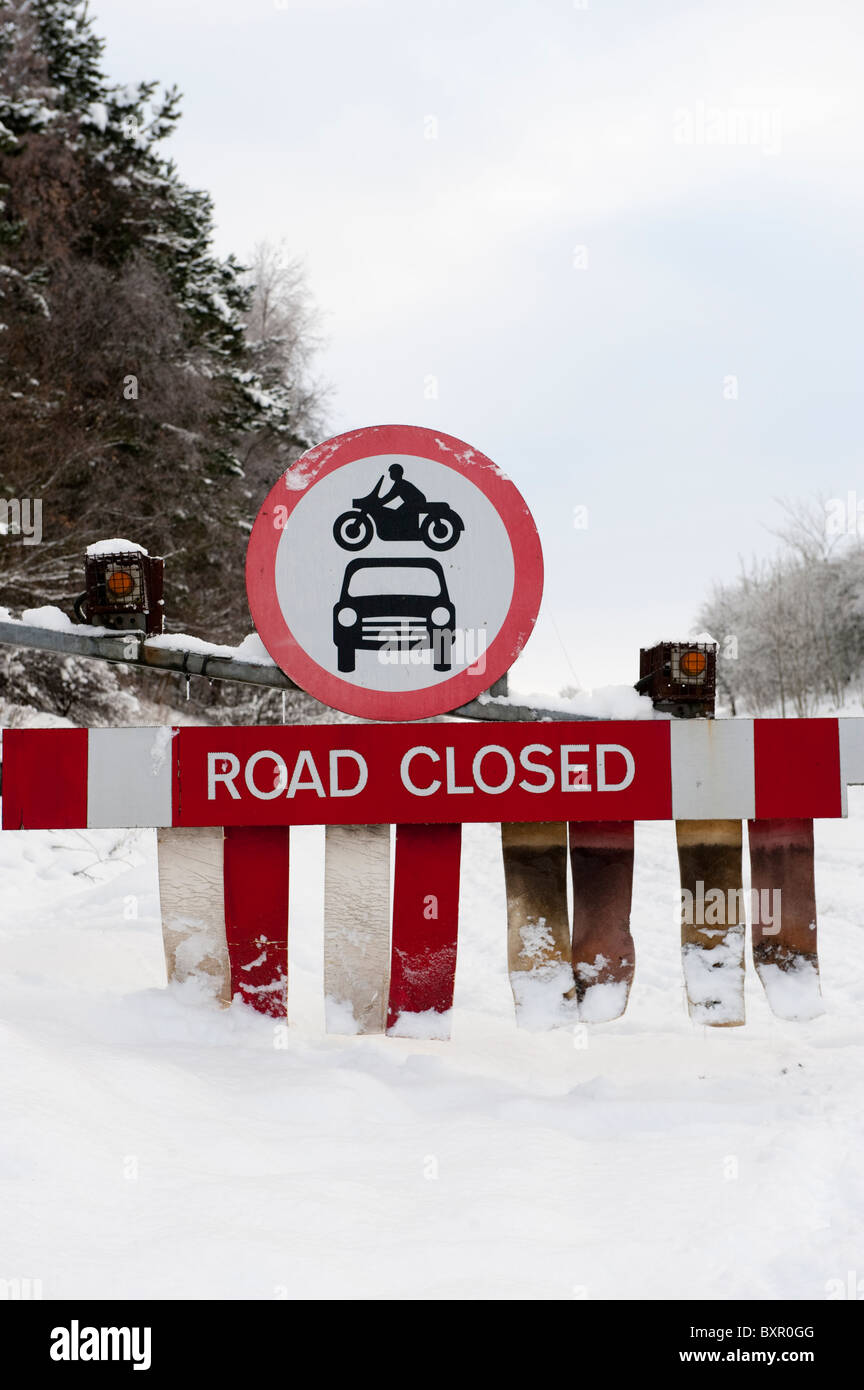 snowgates closed onto the a66 because of severe weather disruption stock photo alamy snowgates closed onto the a66 because of severe weather disruption stock photo alamy