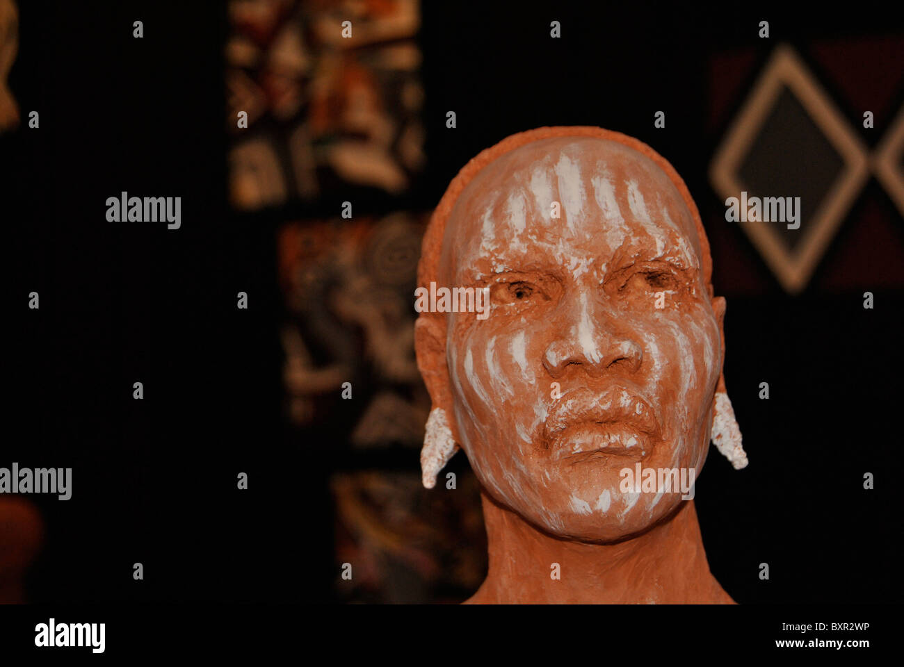 African head sculpture hi-res stock photography and images - Alamy