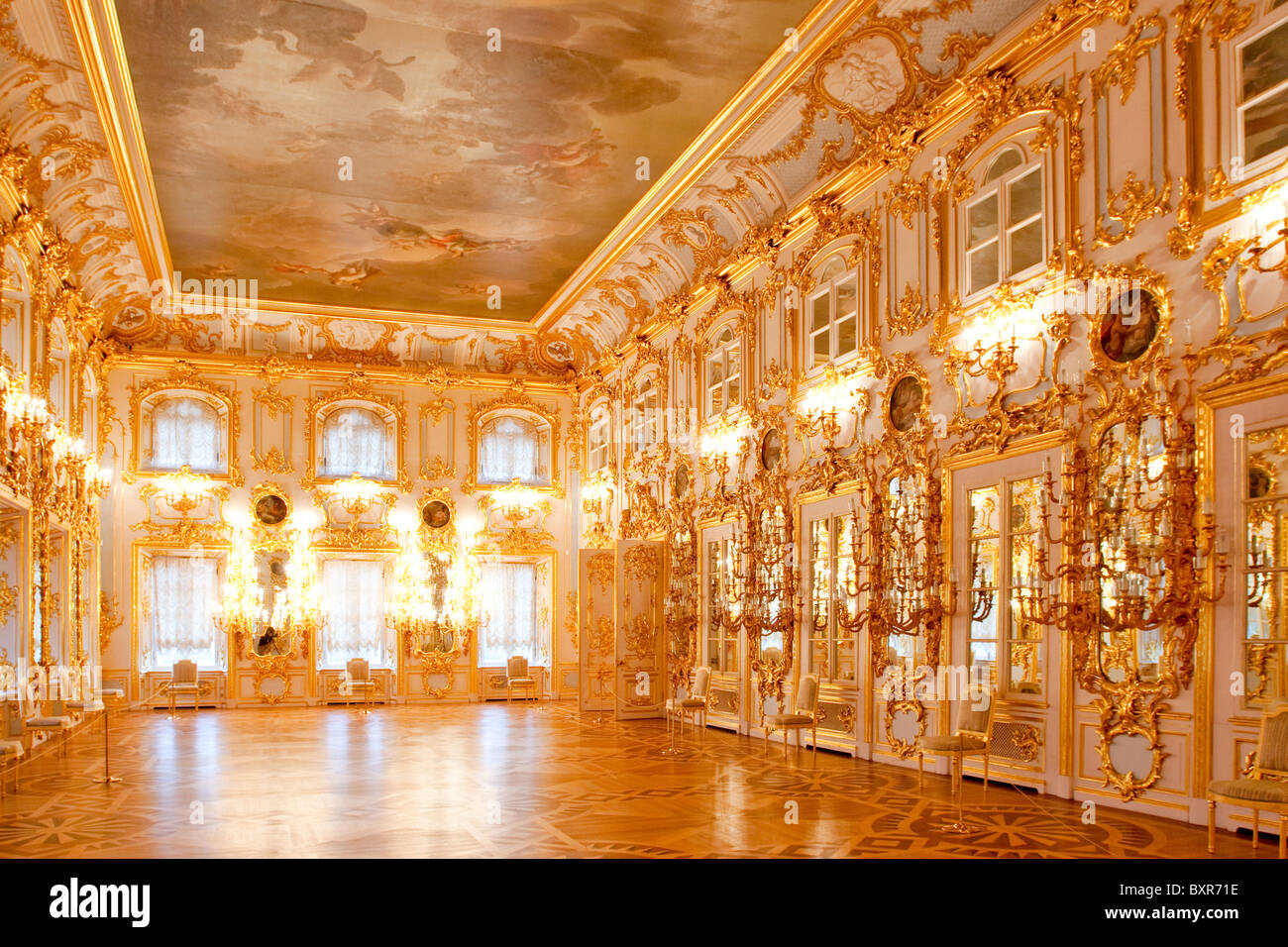 File:Grand Peterhof Palace-main staircase.jpg - Wikimedia Commons