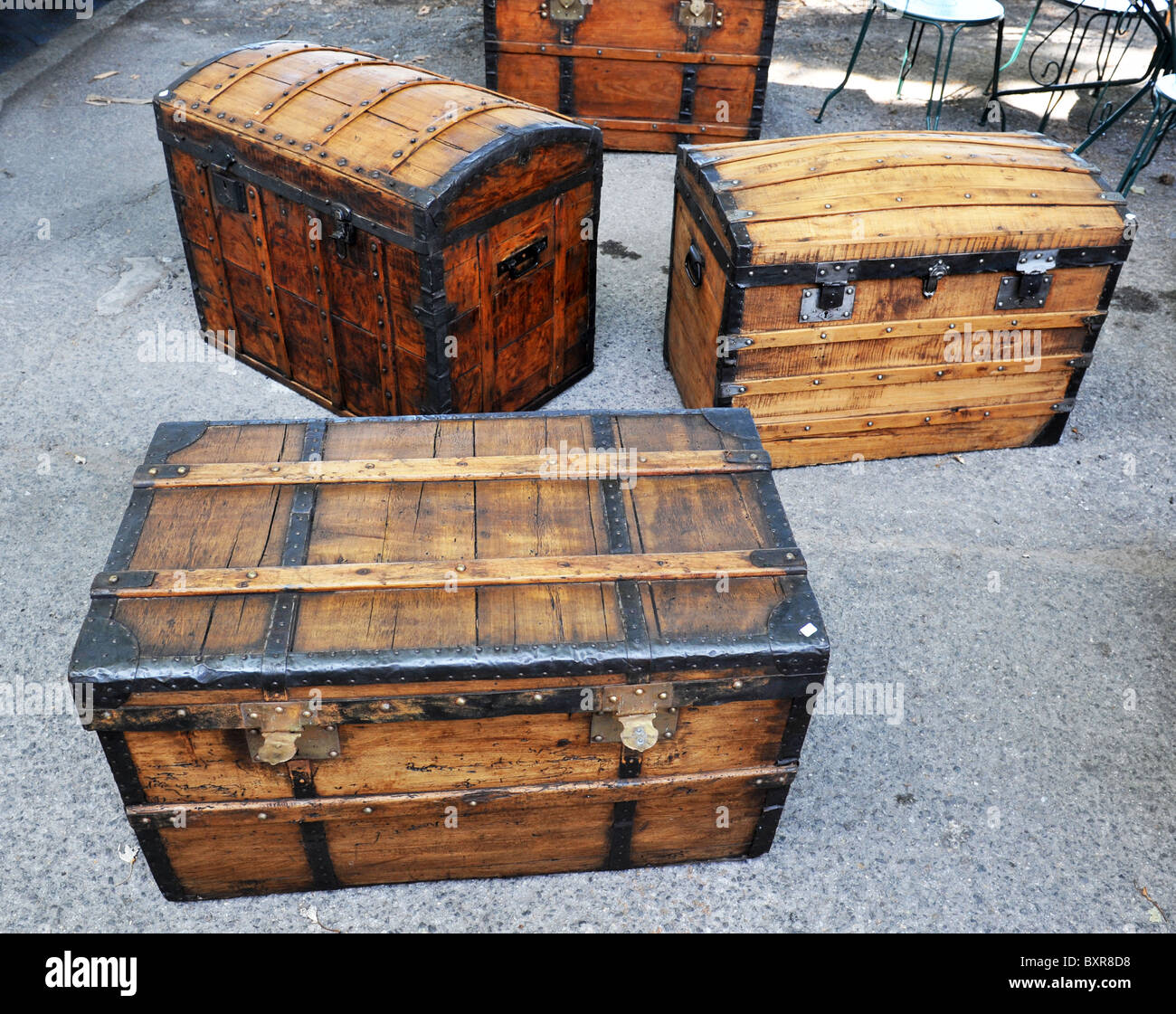 Old fashioned trunk hi-res stock photography and images - Alamy