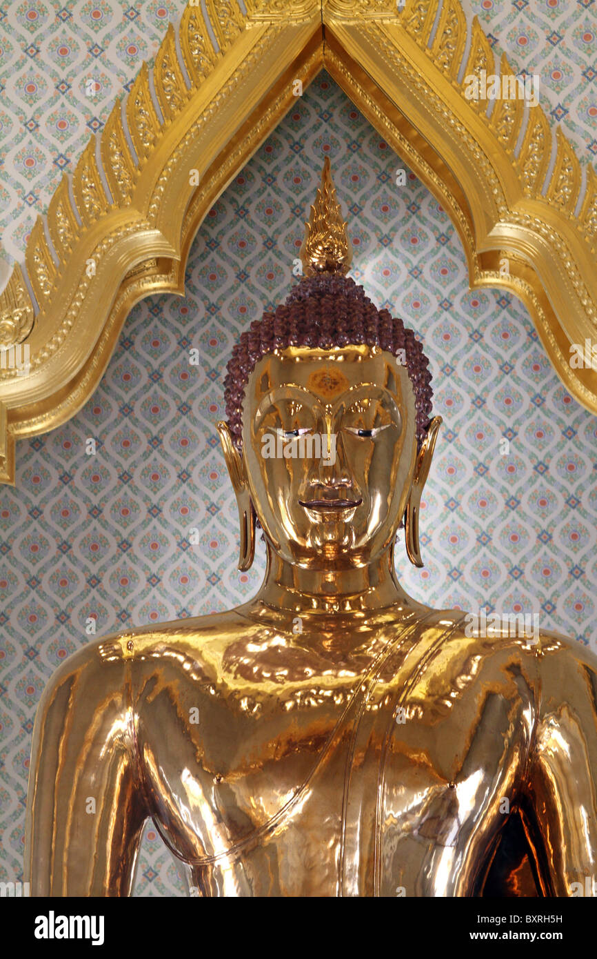 Gold Buddha statue at Wat Traimit, the Temple of the Golden Buddha in ...
