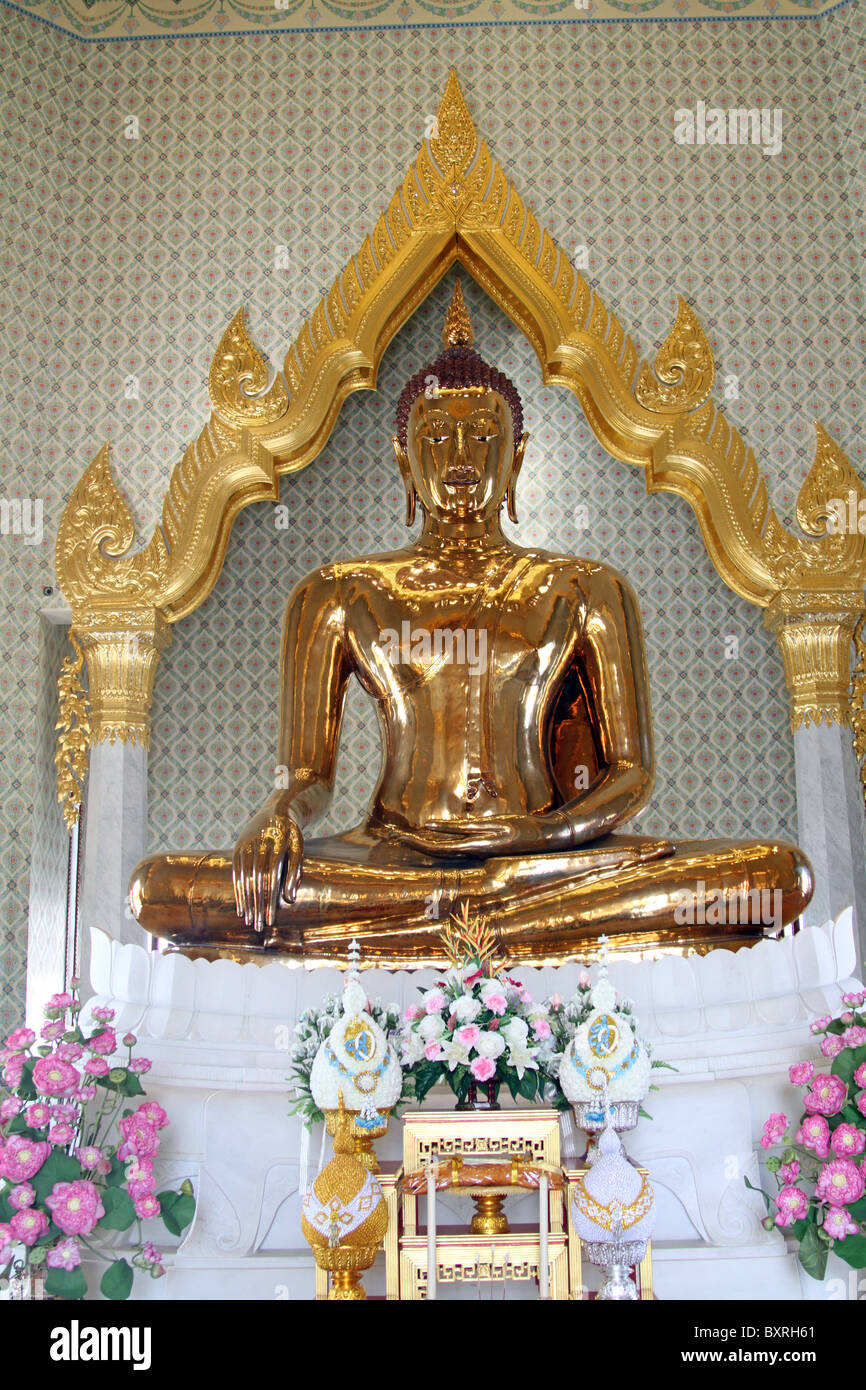 Gold Buddha statue at Wat Traimit, the Temple of the Golden Buddha in ...