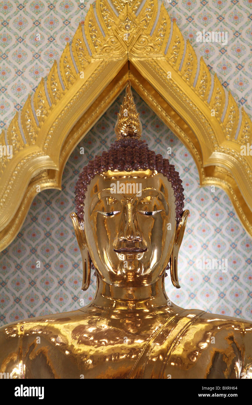 Gold Buddha statue at Wat Traimit, the Temple of the Golden Buddha in ...