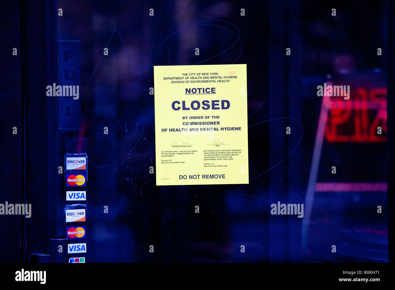 Health Department restaurant closure notice, Manhattan, New York City Stock Photo