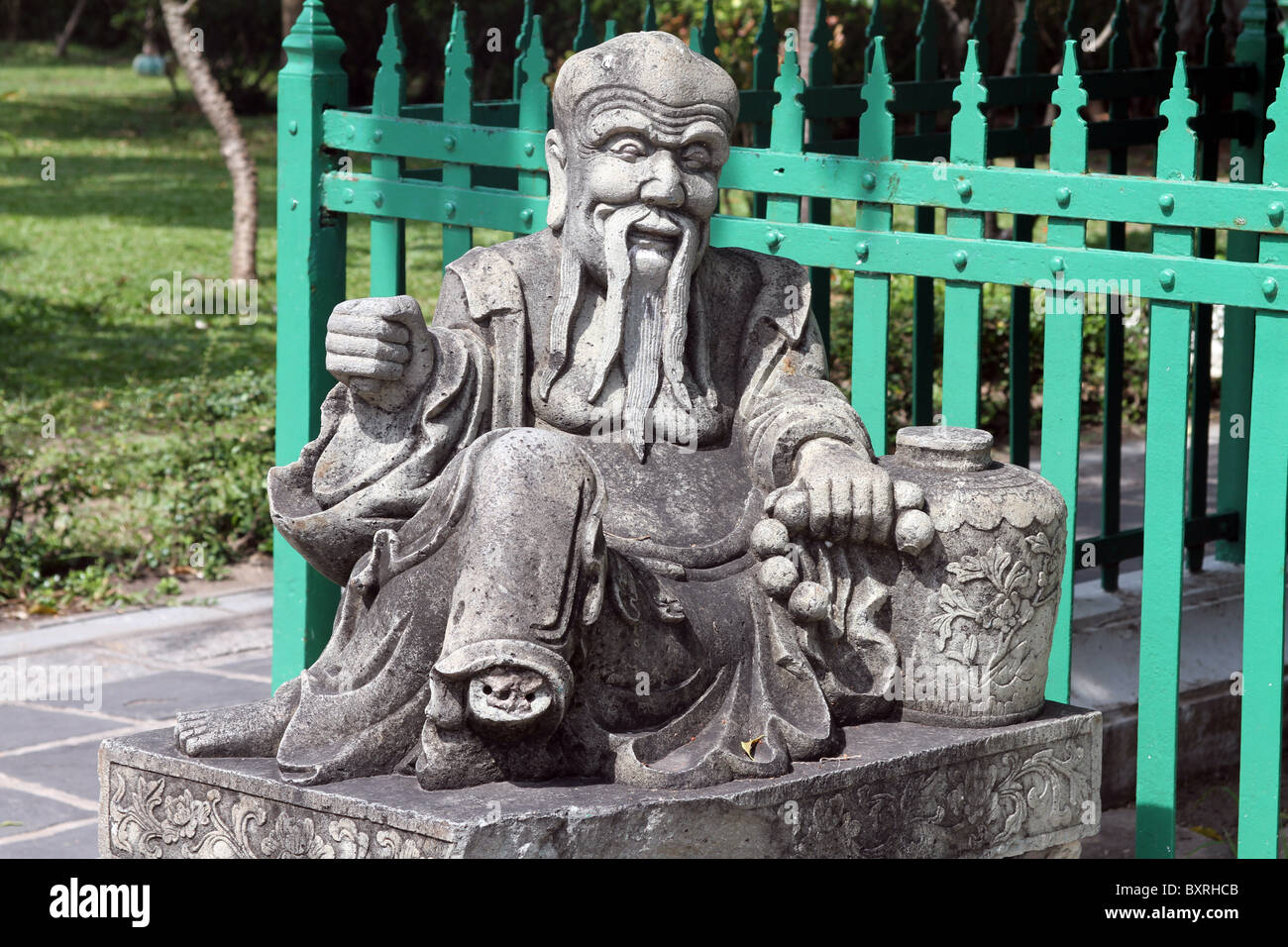 Old man statue hi-res stock photography and images - Alamy