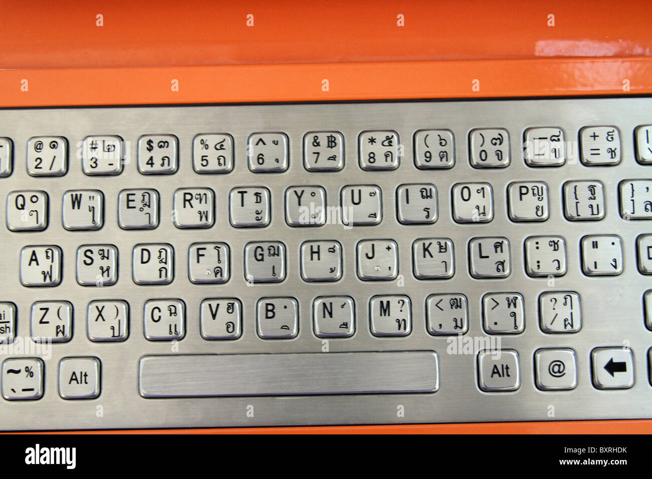 Thai qwerty computer keyboard with Thai writing and characters in Bangkok,  Thailand Stock Photo - Alamy