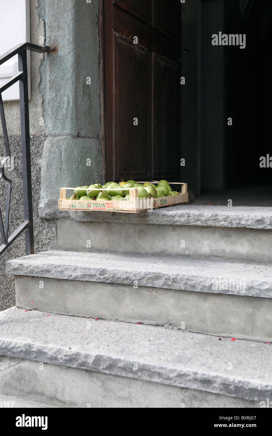 Pear delivery left on the steps of a building in Sembrancher, Valais