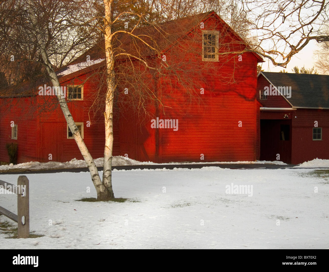 vintage red country barn Stock Photo - Alamy