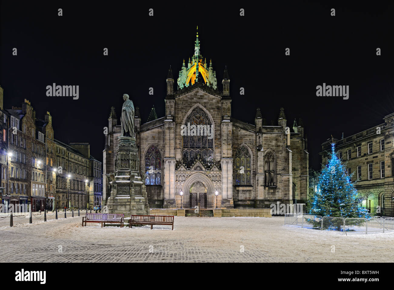 Facade of St Giles Cathedral (the High Kirk), Edinburgh, Scotland, illuminated at night in winter Stock Photo