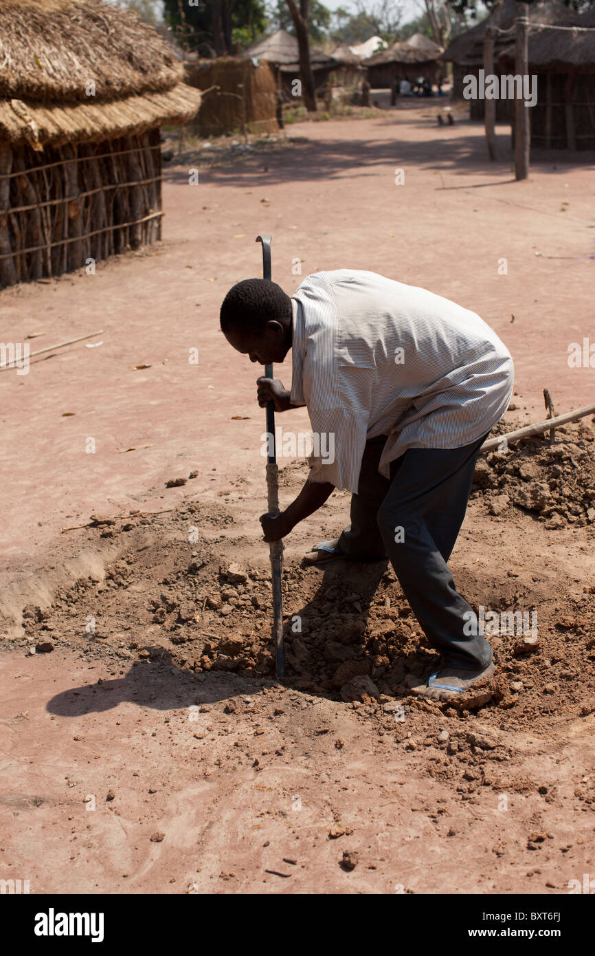 Jambo IDP camp  - digging a grave for someone who was killed in a traffic accident in Juba Stock Photo