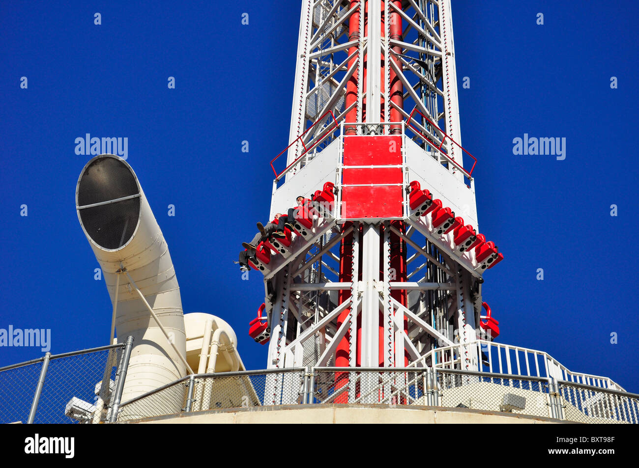 Thrill ride Big Shot on top of the Las Vegas Stratosphere tower (1149  ft/350m), the tallest freestanding observation tower of the US Stock Photo  - Alamy