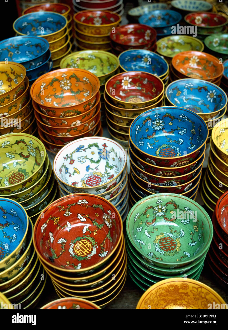Chinese porcelain decorated hi-res stock photography and images - Alamy