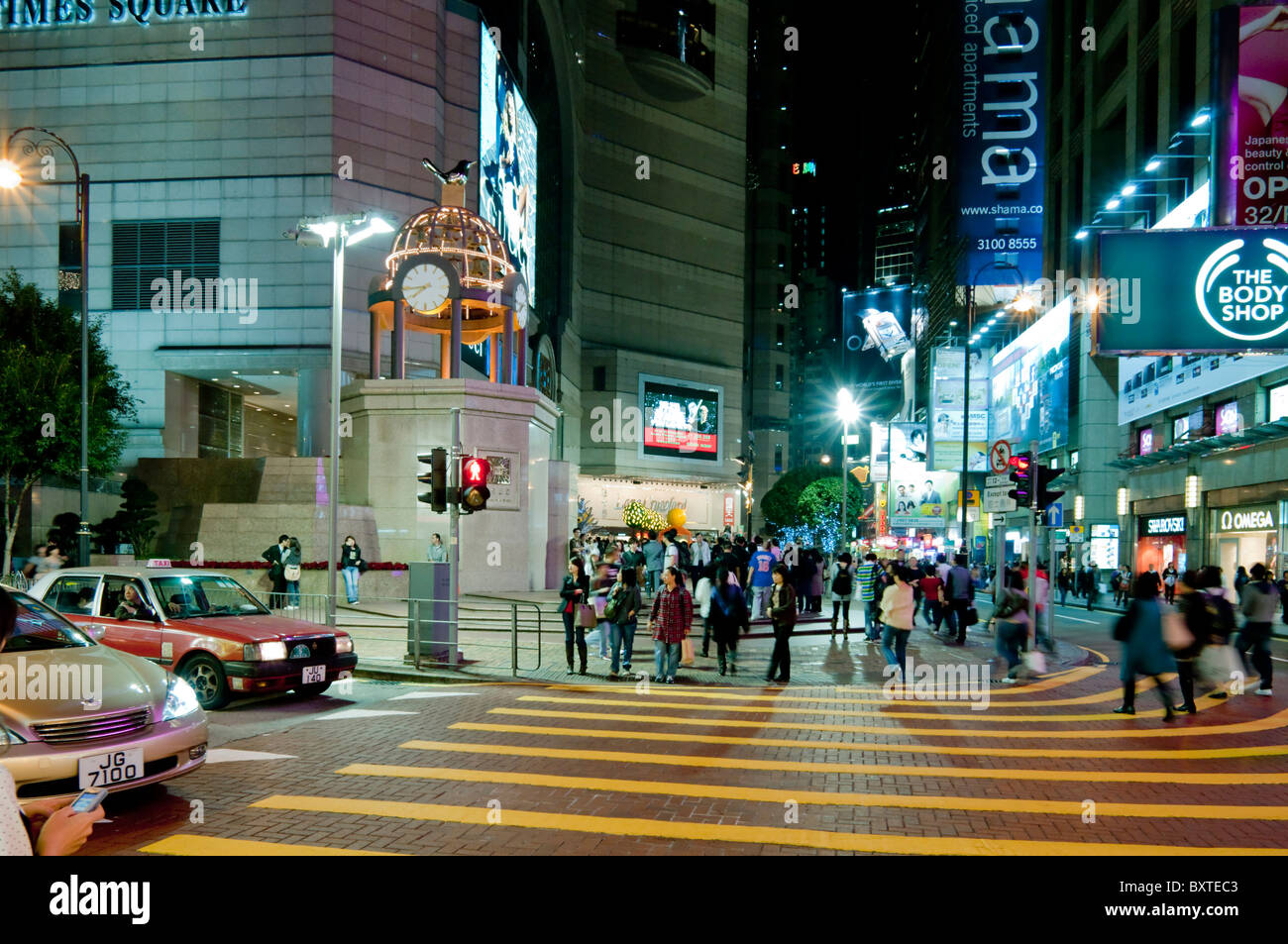 File:HK night 銅鑼灣 mall 香港時代廣場 Times Square 3rd floor shop