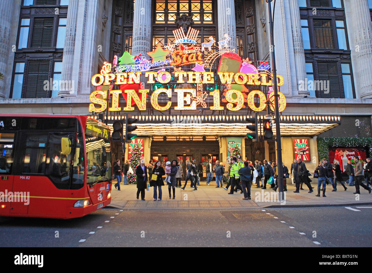 London Christmas 2009, Oxford Street, Selfridges Stock Photo Alamy
