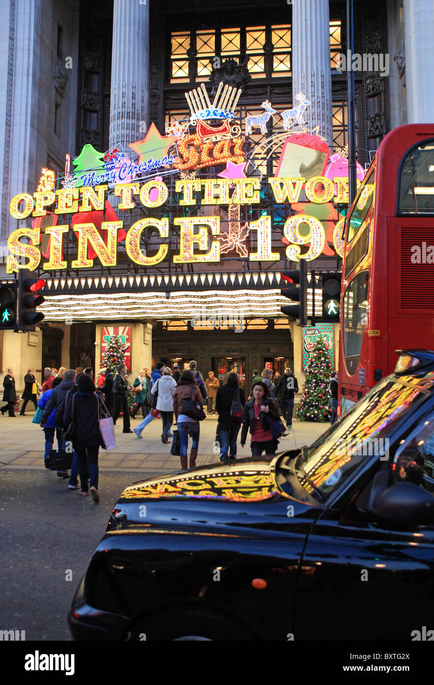 London Christmas 2009, Oxford Street, Selfridges Stock Photo Alamy