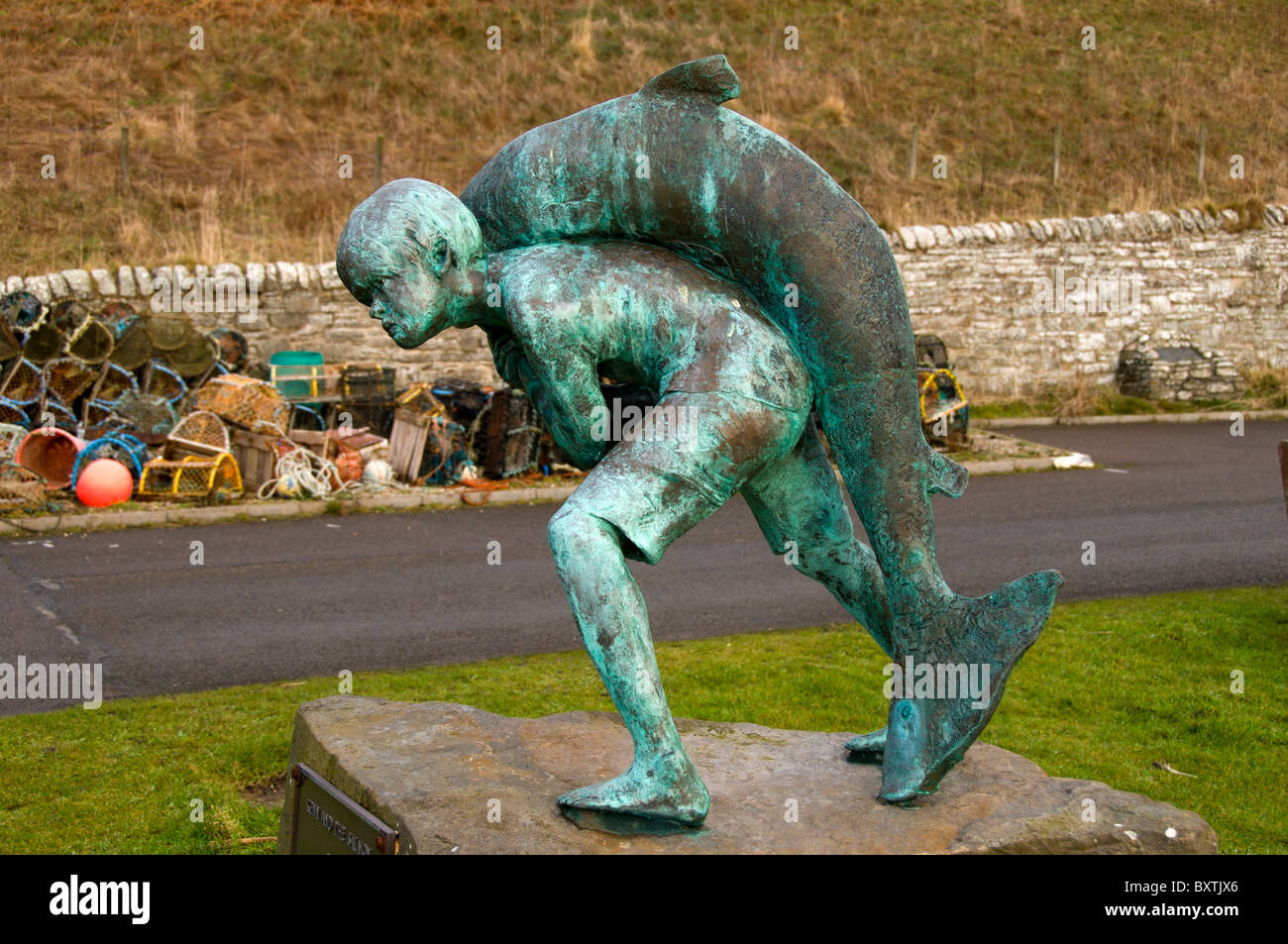 'Kenn and the Salmon' statue at Dunbeath, Caithness, Scotland, UK.  A tribute to the novelist Neil M. Gunn Stock Photo