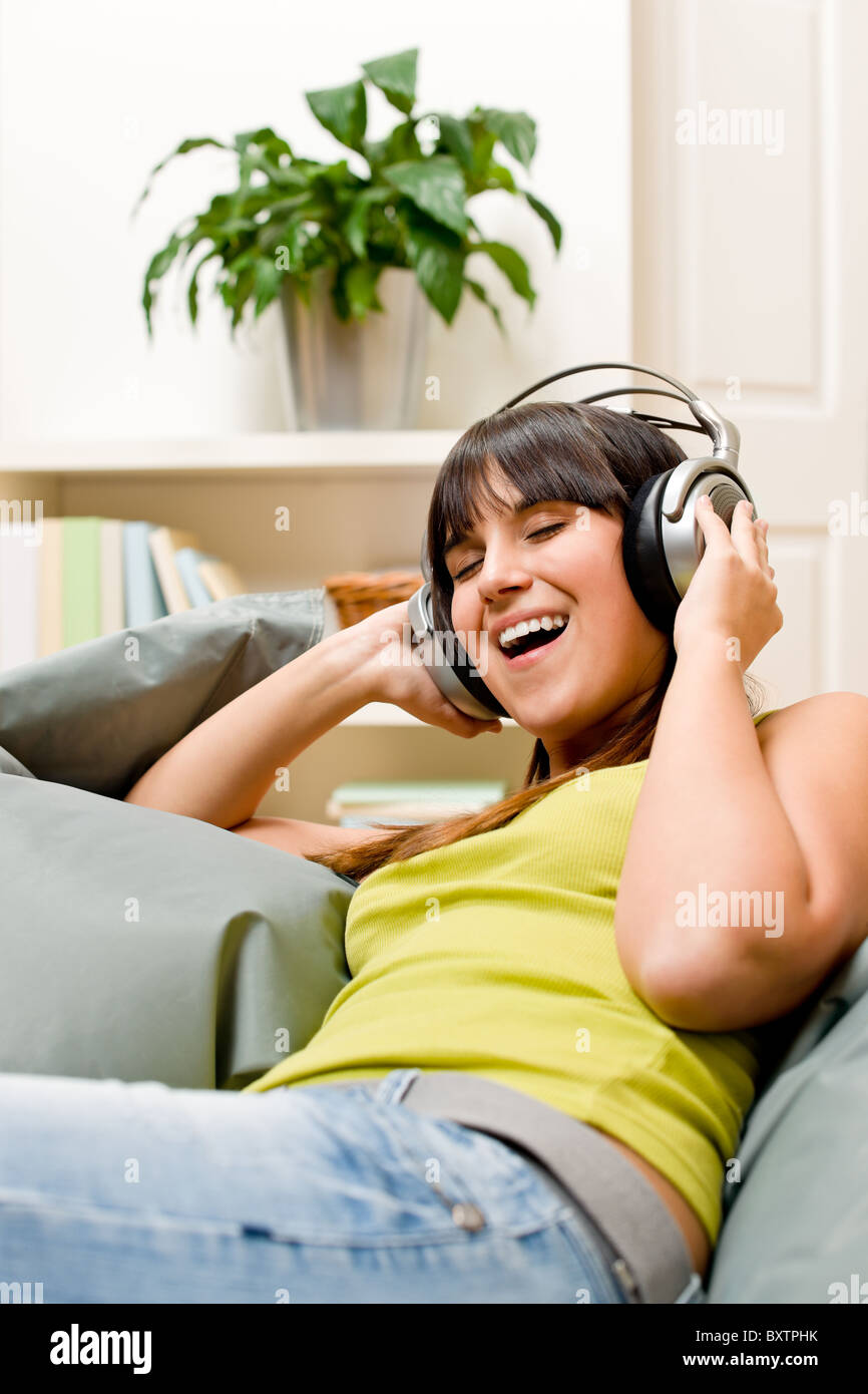 New Smoking Pipe Girl Singing Listen