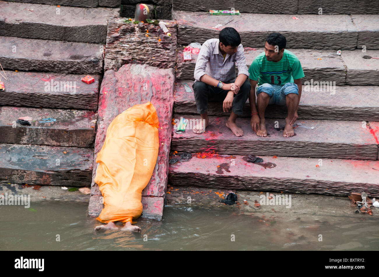 last rites at a cremation funeral on the Bagmati River at the Stock Photo 33737062 Alamy