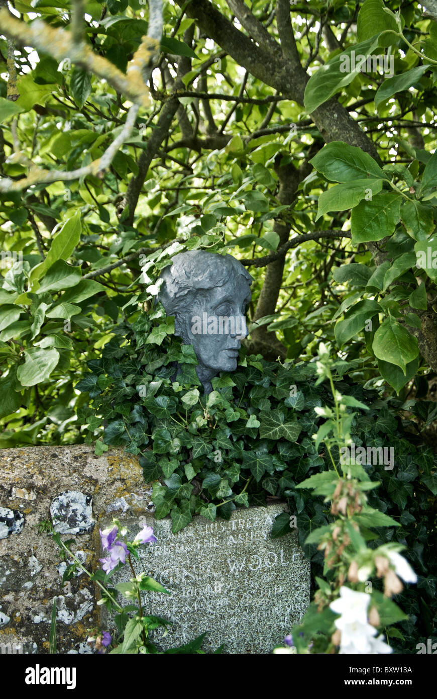 Bust of Virginia Woolf in the garden of Monk's House; Büste von Virginia Woolf im Garten von Monk's House Stock Photo