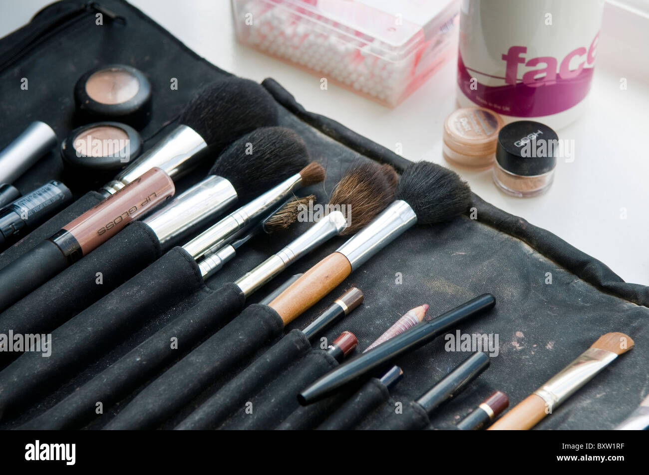 A professional makeup artists brush pouch with a collection of brushes Stock Photo