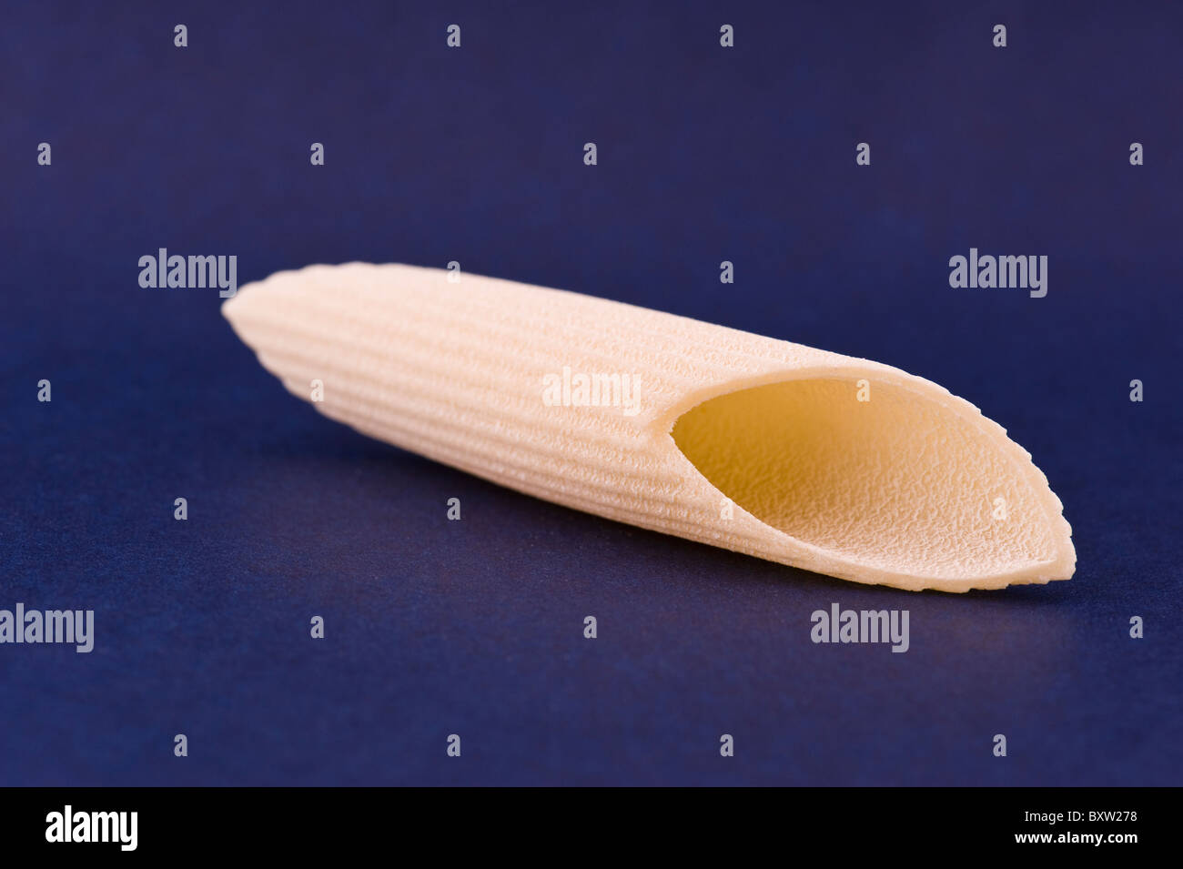 noodles on blue background, Nudel, Makkaroni auf blauem Hintergrund Stock Photo
