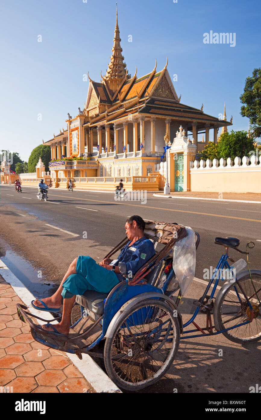 Royal Palace and cyclo, Phnom Penh, Cambodia Stock Photo