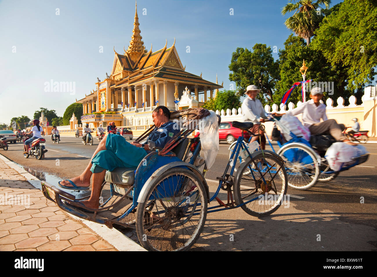 Cycle and traffic, Royal Palace, Phnom Penh, Cambodia Stock Photo