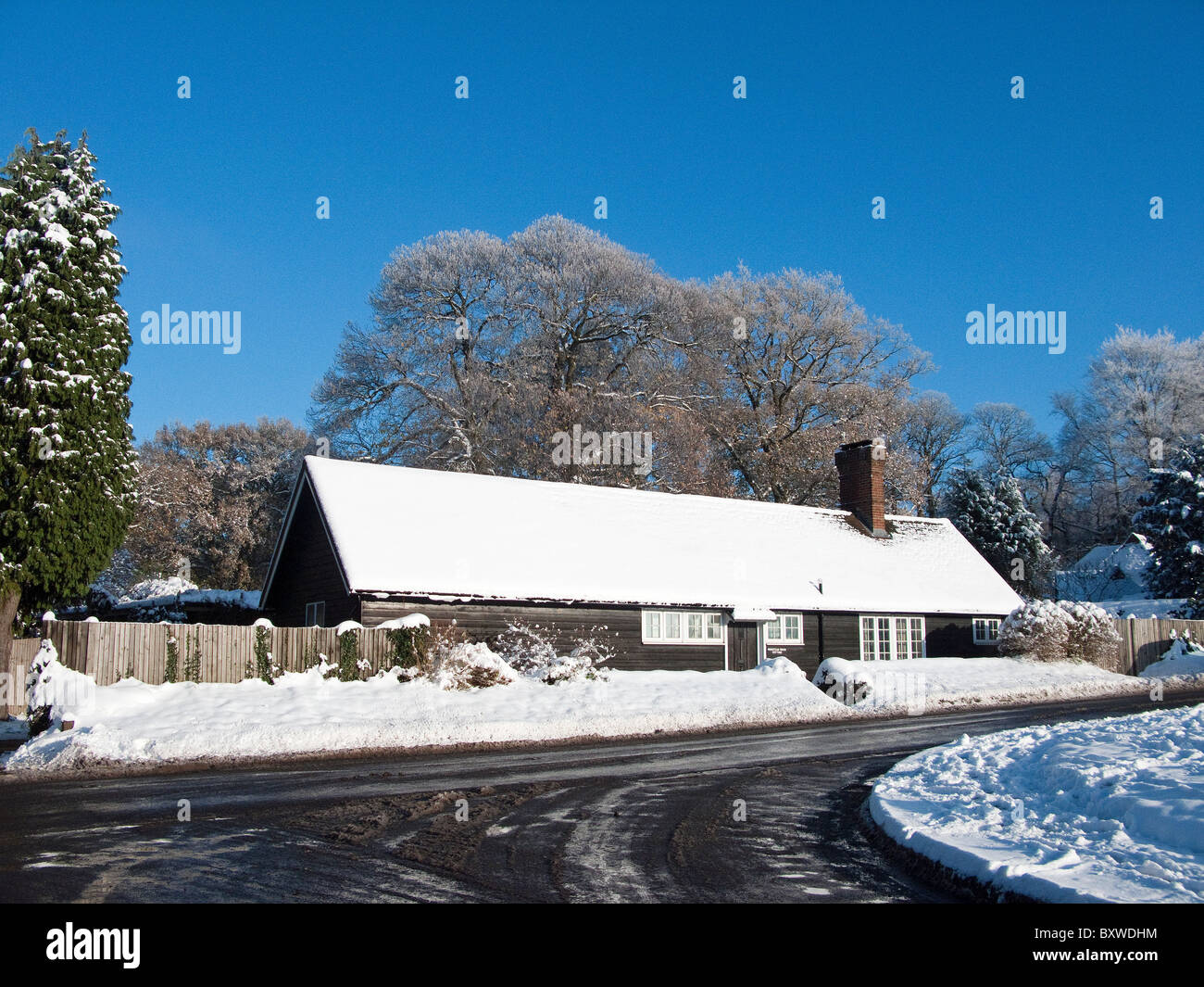 A house in the snow on the Brighton Road in Godalming Surrey Stock