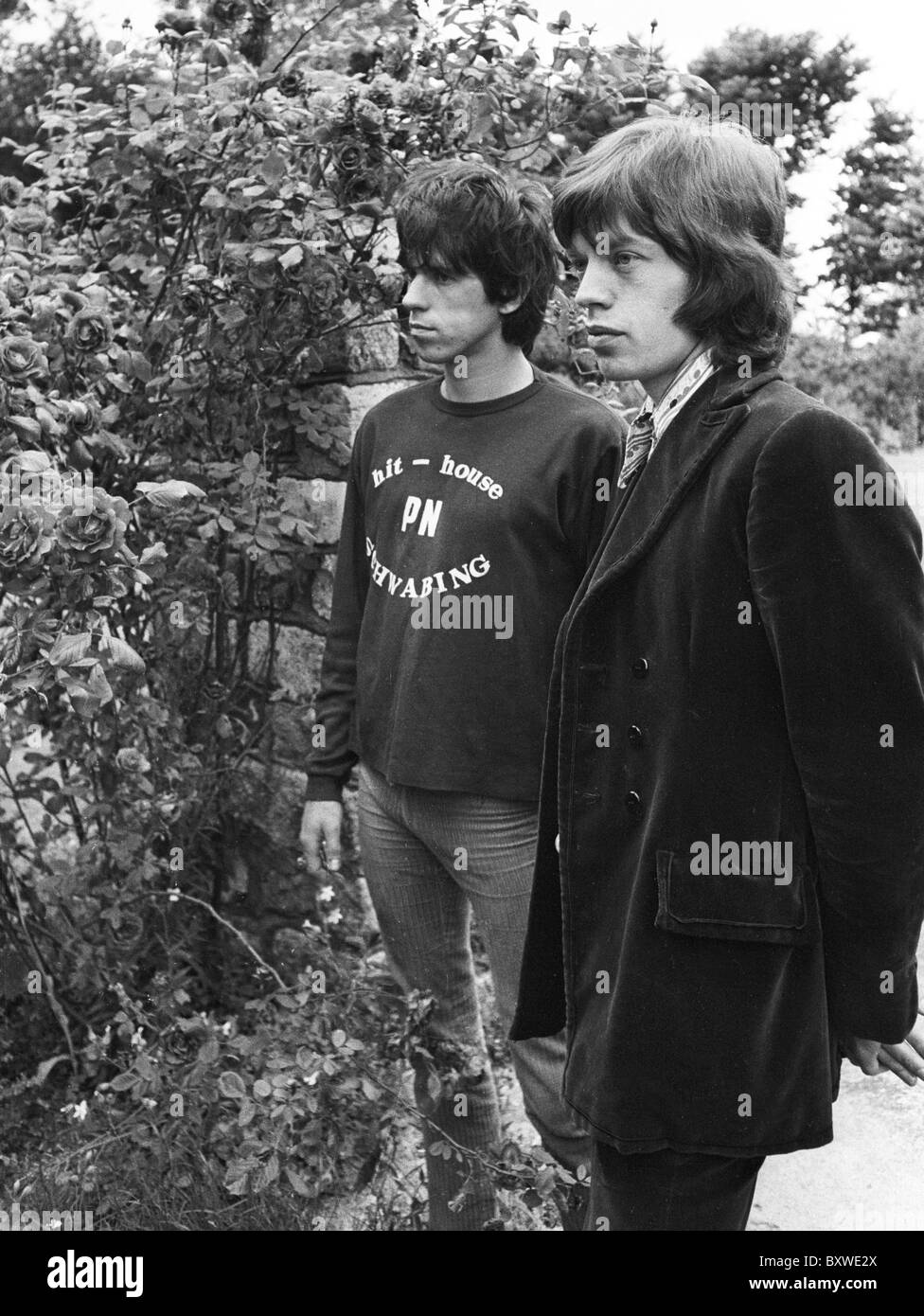 Keith Richards and Mick Jagger exclusive image from 1967 by David Cole in the gardens at Redlands, Richards' Sussex home. Stock Photo