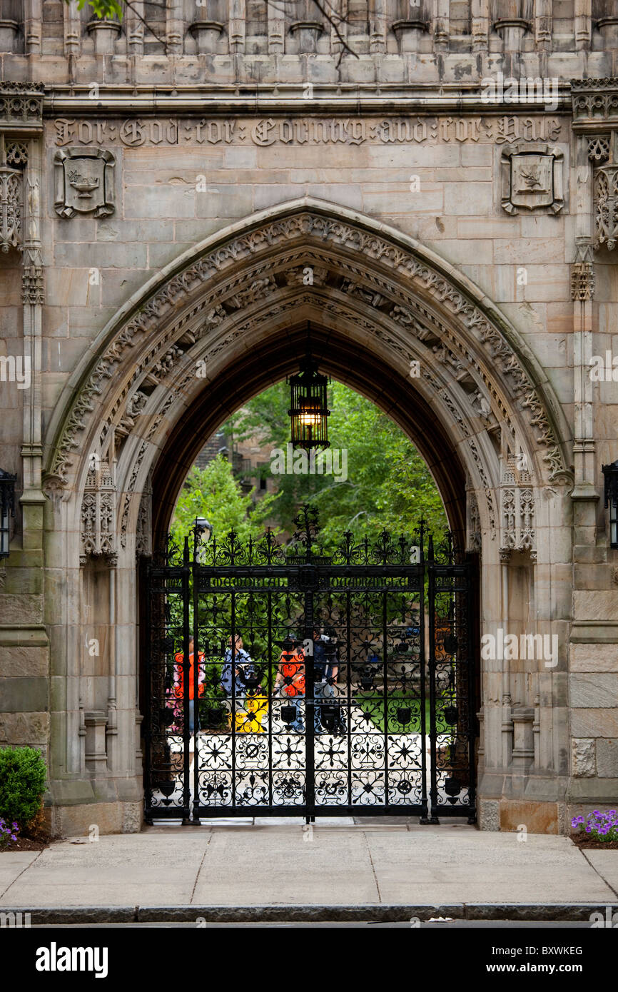 USA, Connecticut, New Haven, Arched entrance to courtyard at Yale