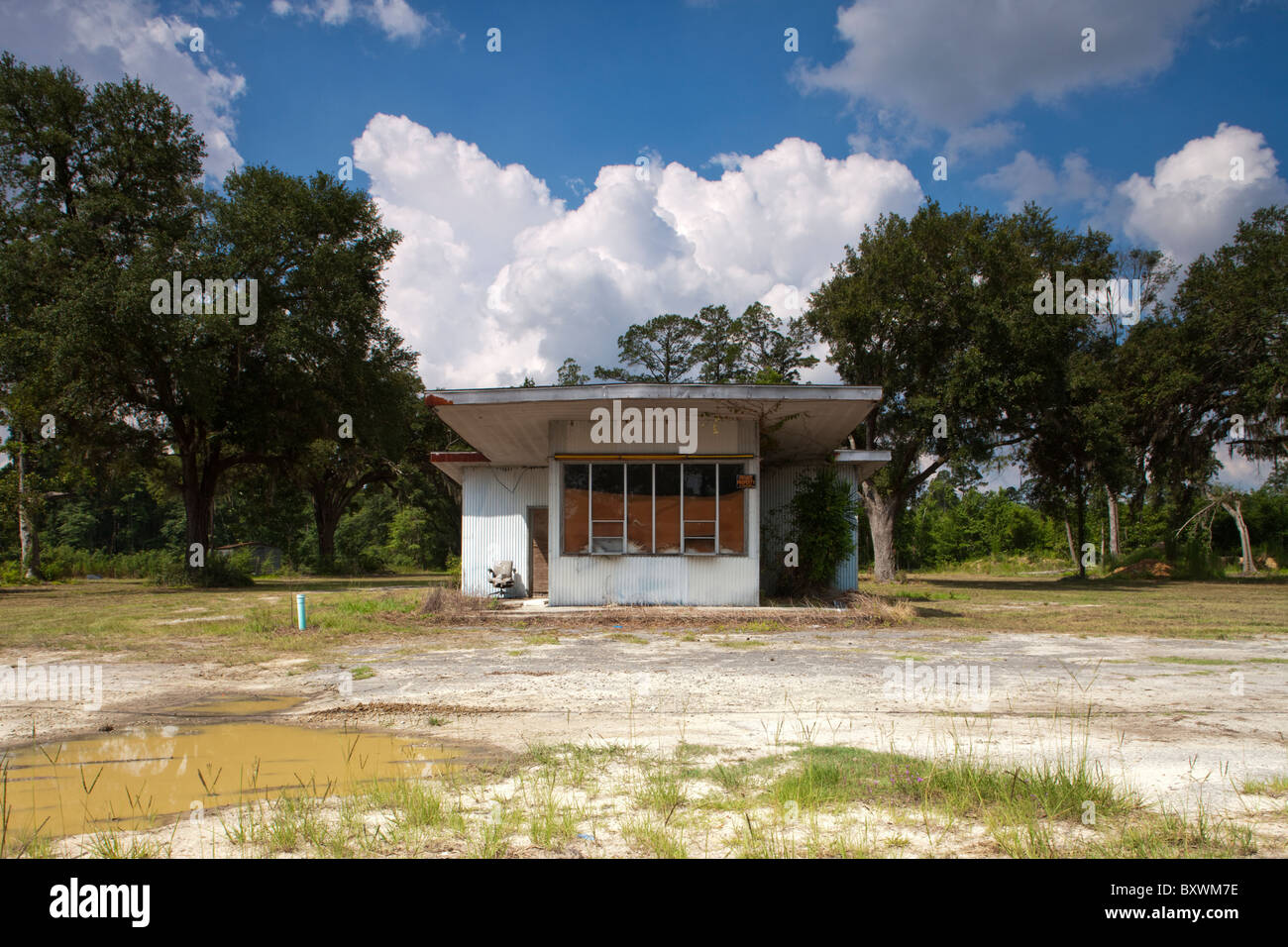 USA, Riceboro, Summer storm clouds rise above abandoned