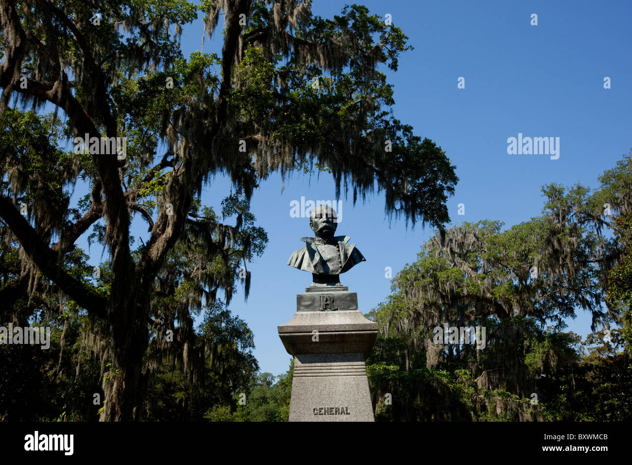 USA, Savannah, Graveyard statue of Confederate General Robert