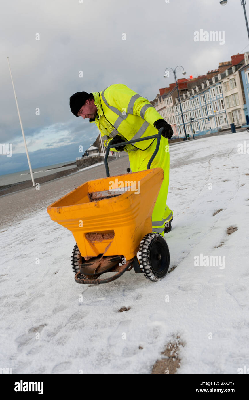 A council worker gritting Aberystwyth promenade, Dec 18 2010 Stock Photo