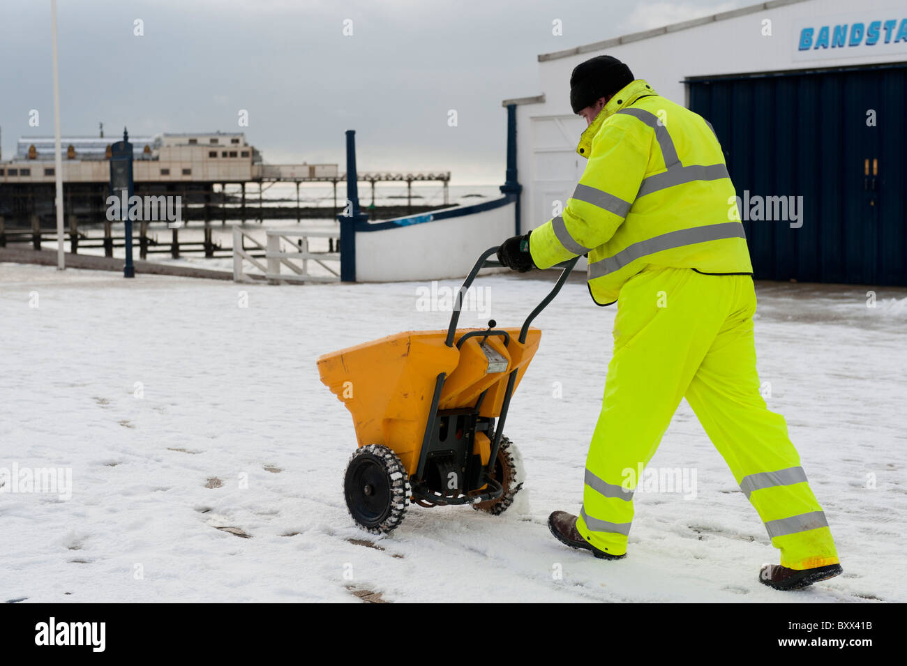 A council worker gritting Aberystwyth promenade, Dec 18 2010 Stock Photo