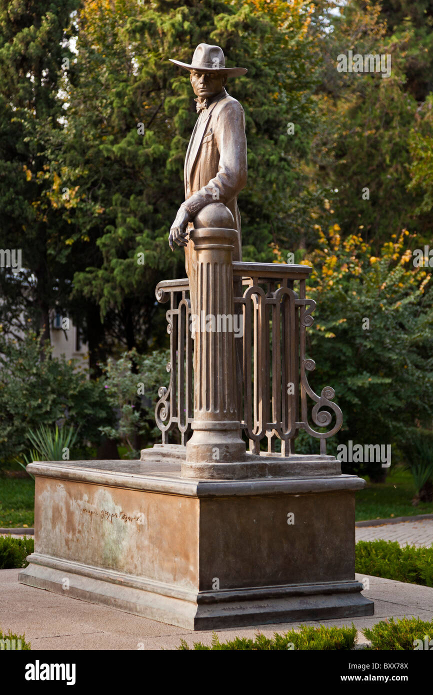 Bronze statue in the park hi-res stock photography and images - Alamy