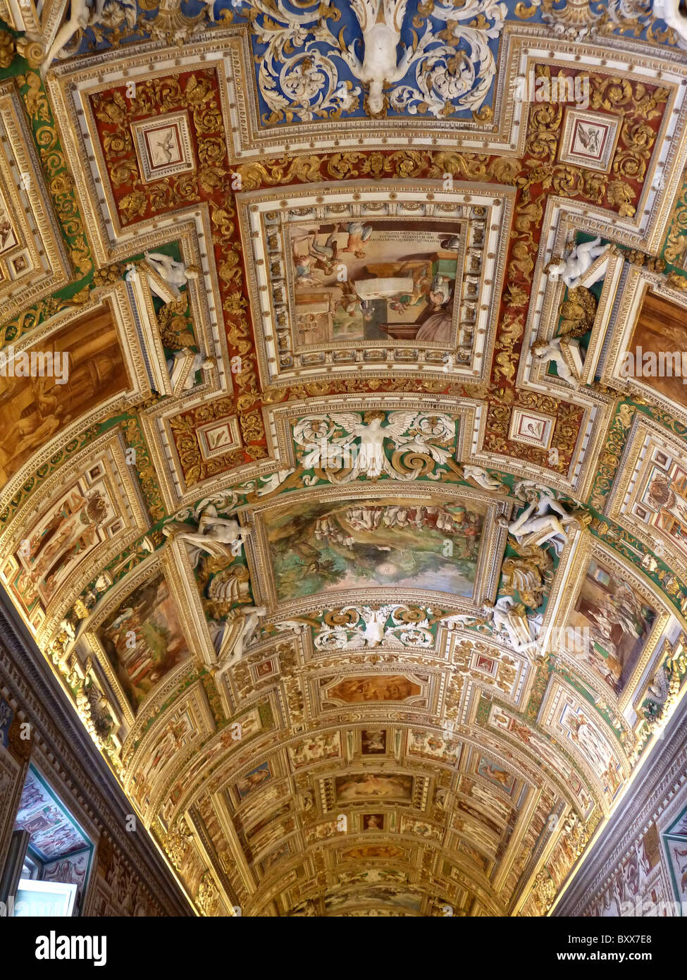 GALLERY HALL OF MAPS CEILING VATICAN MUSEUM ROME ROME ITALY VATICAN MUSEUM ROME ITALY 17 September 2010 Stock Photo